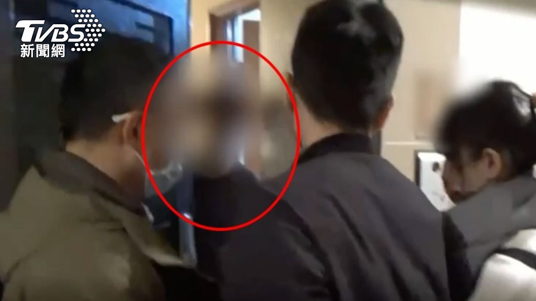 犯嫌在警方的勸說下開門。（圖／TVBS）