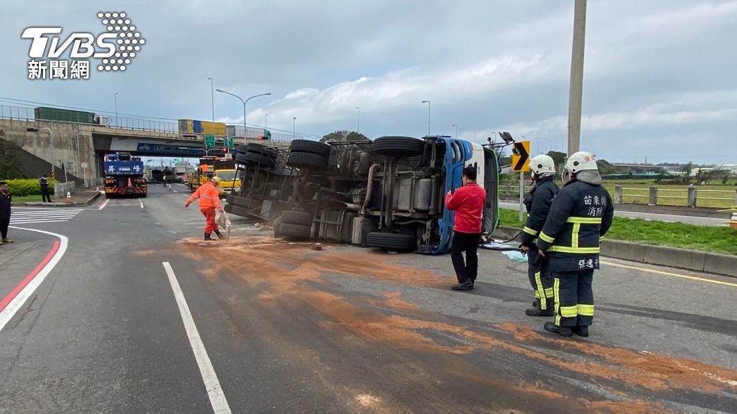 硫酸槽車國3竹南交流道側翻　柴油外洩以木屑覆蓋