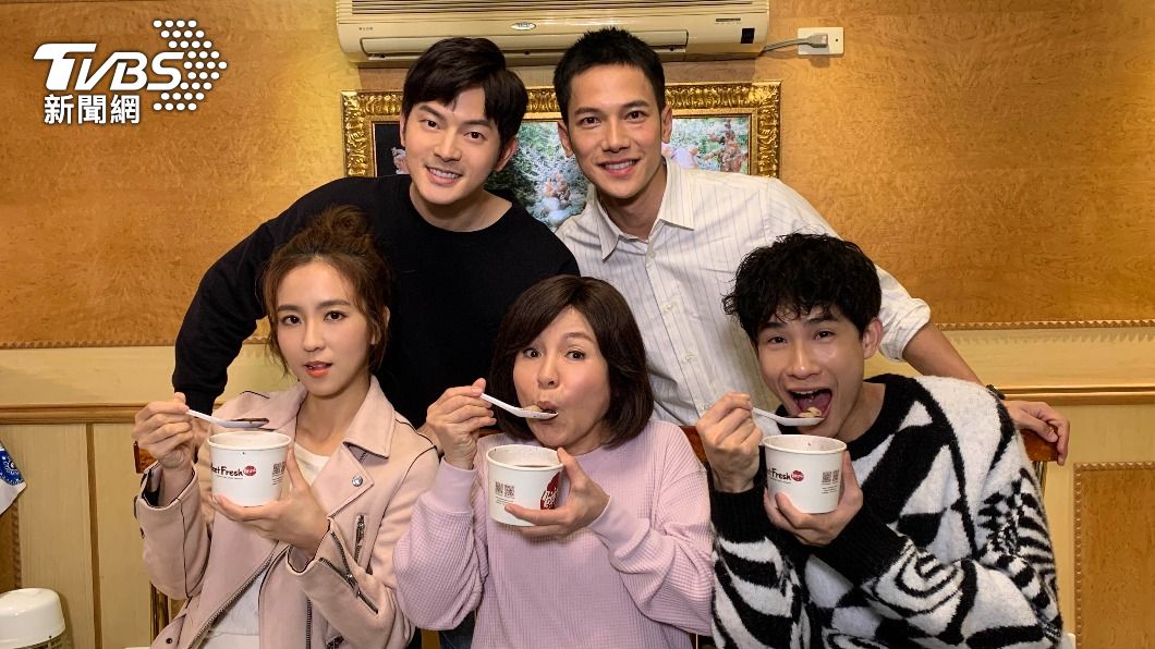宥勝、周曉涵、梁瀚名、潘麗麗、盧彥澤吃湯圓應景。(圖/TVBS)