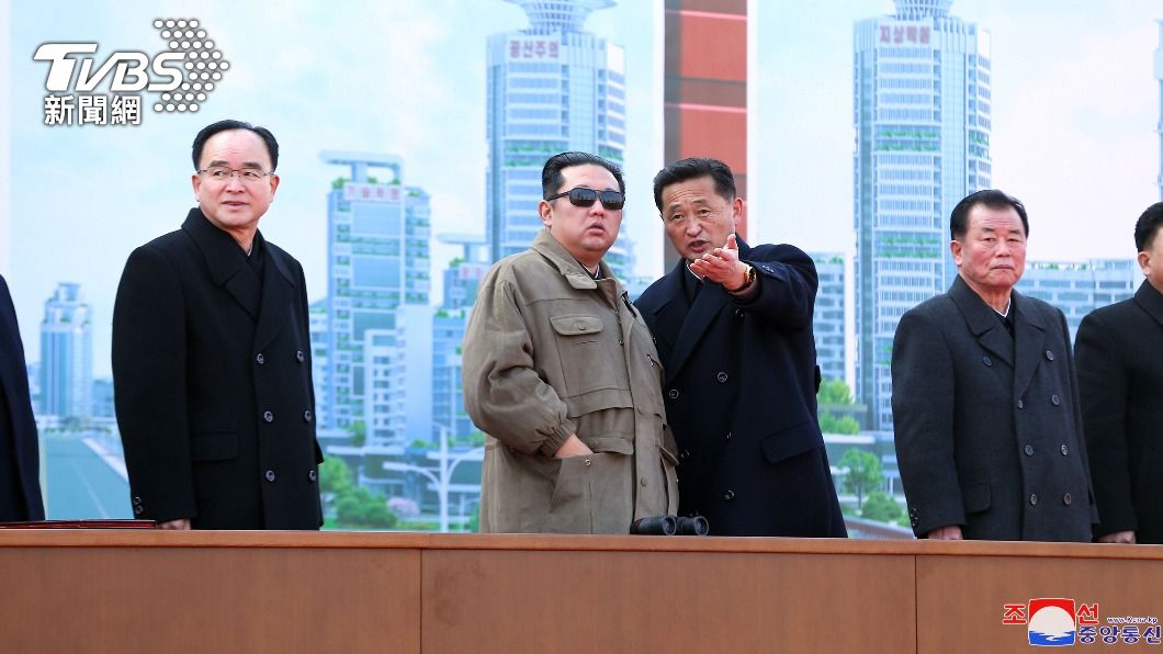 金正恩親臨動工儀式，穿搭意外成焦點。（圖／歐新社達志影像）