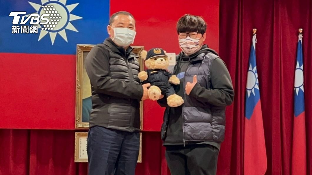 侯友宜特別頒獎給角力教練李嘉菱。(圖/TVBS)
