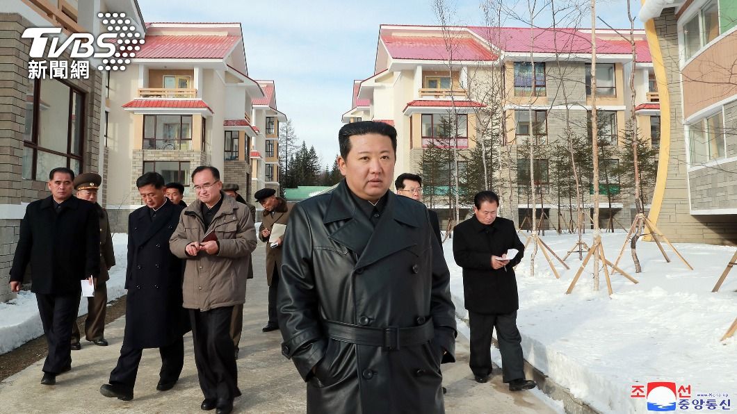 金正恩也常穿黑色長皮衣，引領北韓風潮。（圖／歐新社達志影像）