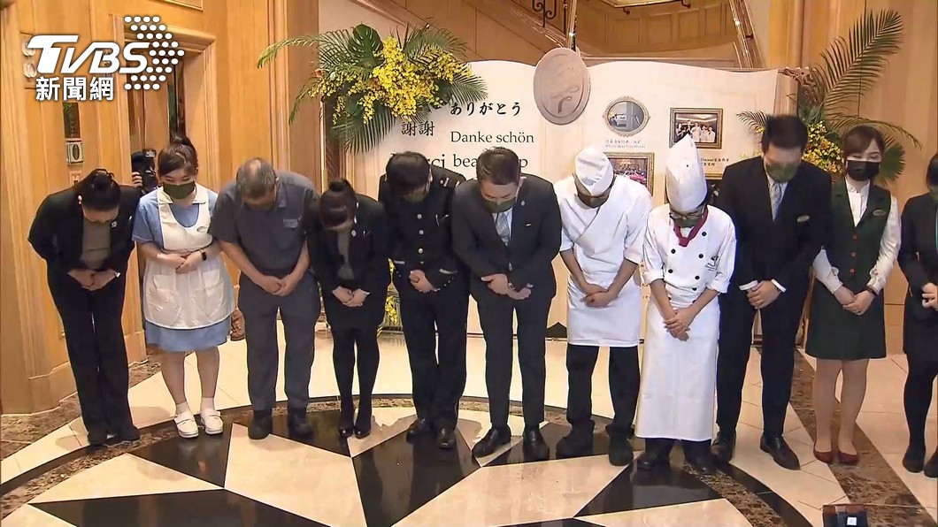西華飯店員工們列隊和客人致謝。(圖/TVBS)