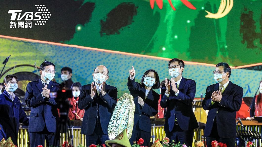 台灣燈會主燈「鳳彩飛舞」在高雄衛武營燈區舉行開燈典禮。(圖/台灣燈會提供)