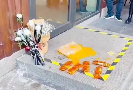 事件鬧大,民眾在該門市門口撒雞蛋、送白花洩憤。(圖/翻攝自微博)