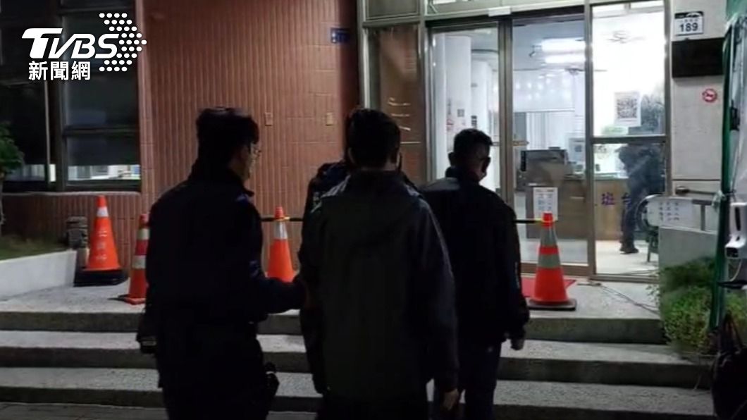 員警將雙方帶回派出所製作筆錄。(圖/TVBS)