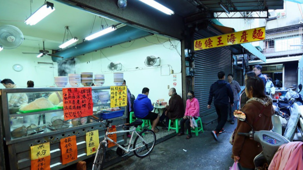 麵條王海產麵隱藏在傳統市場內。(圖/熱血玩台南。跳躍新世界提供)