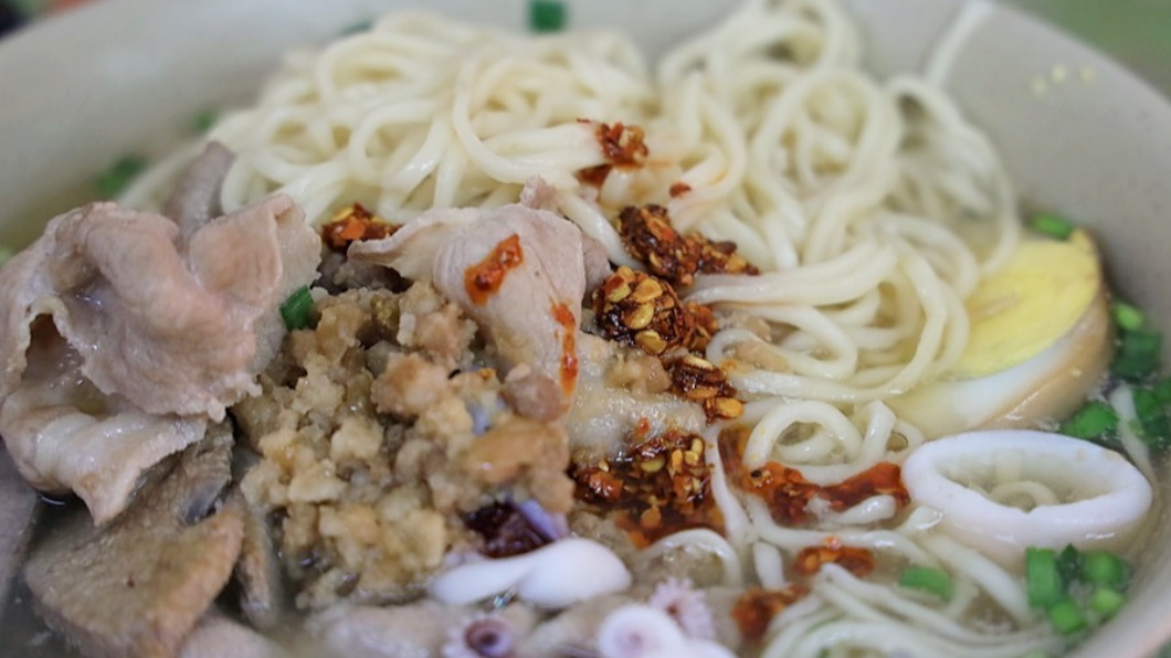 海產麵用料實在,內含豬肝、豬肉及花枝等。(圖/熱血玩台南。跳躍新世界提供)