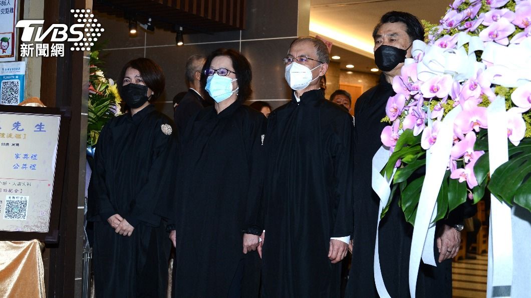 常青（左）、常楓長子（右二）、康凱（右）向媒體致意。（圖／許方正攝）