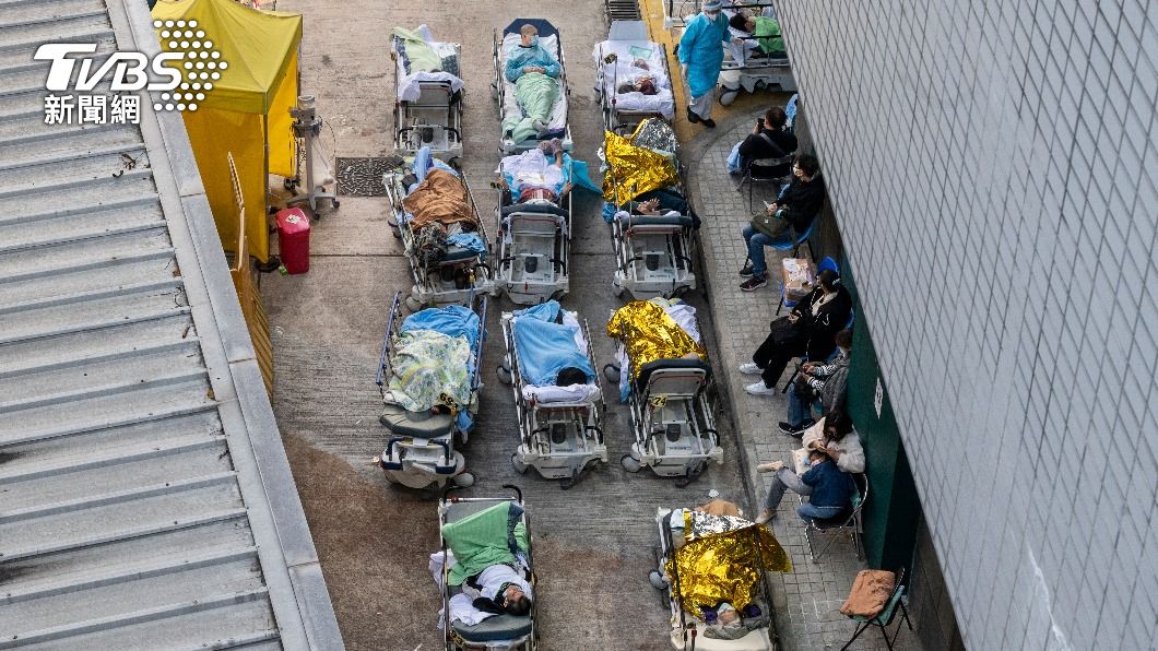 香港因疫情升溫醫療系統無法負荷,病人遭擱置院外。(圖/達志影像歐新社)