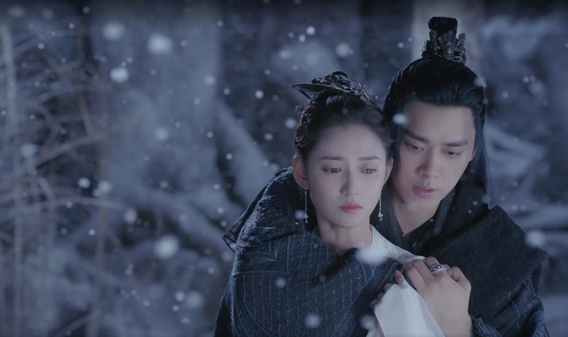 雪中的擁抱戲讓2人吃足苦頭。（圖／myVideo提供）
