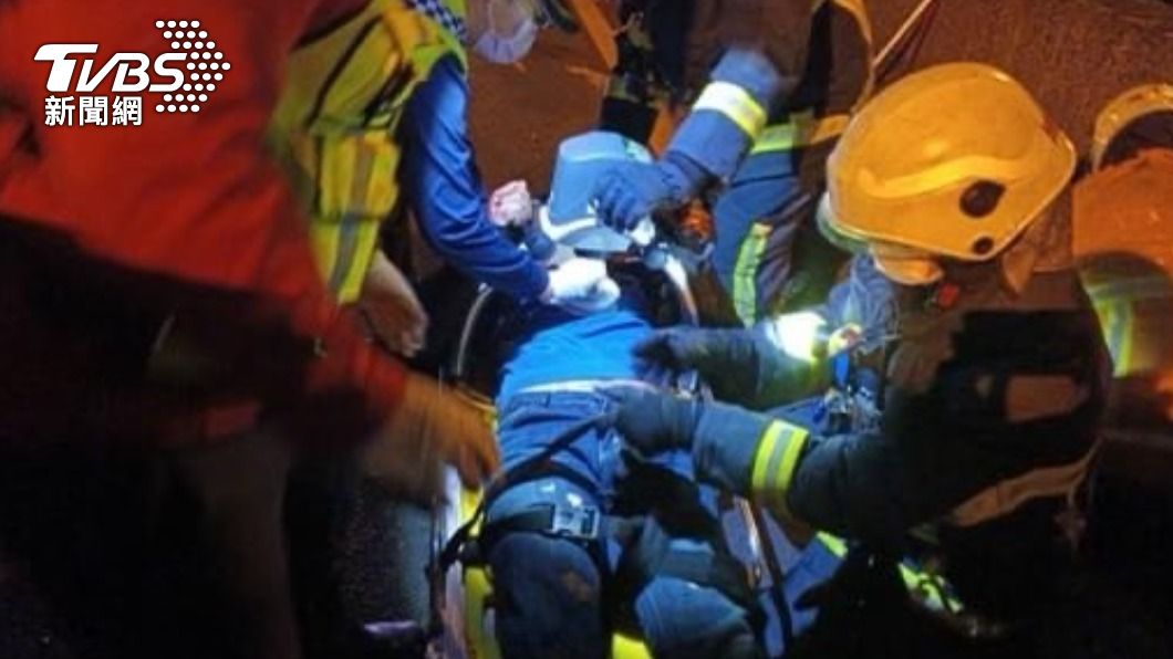 警消人員到場後，立馬為兩人進行搶救，其中呂姓駕駛失去呼吸心跳。(圖／TVBS)