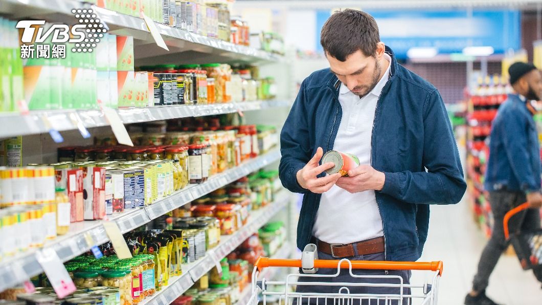 買東西時別忘了檢查商品的有效期限。(示意圖/shutterstock達志影像)
