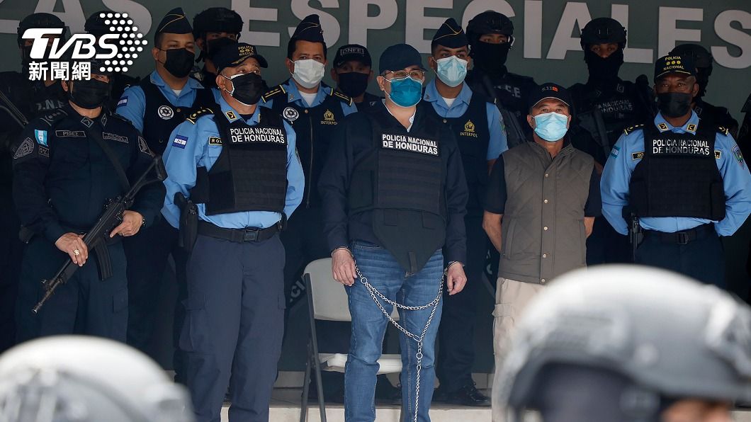 宏國前總統涉毒案!戴手銬穿防彈衣向警自首 美要求引渡