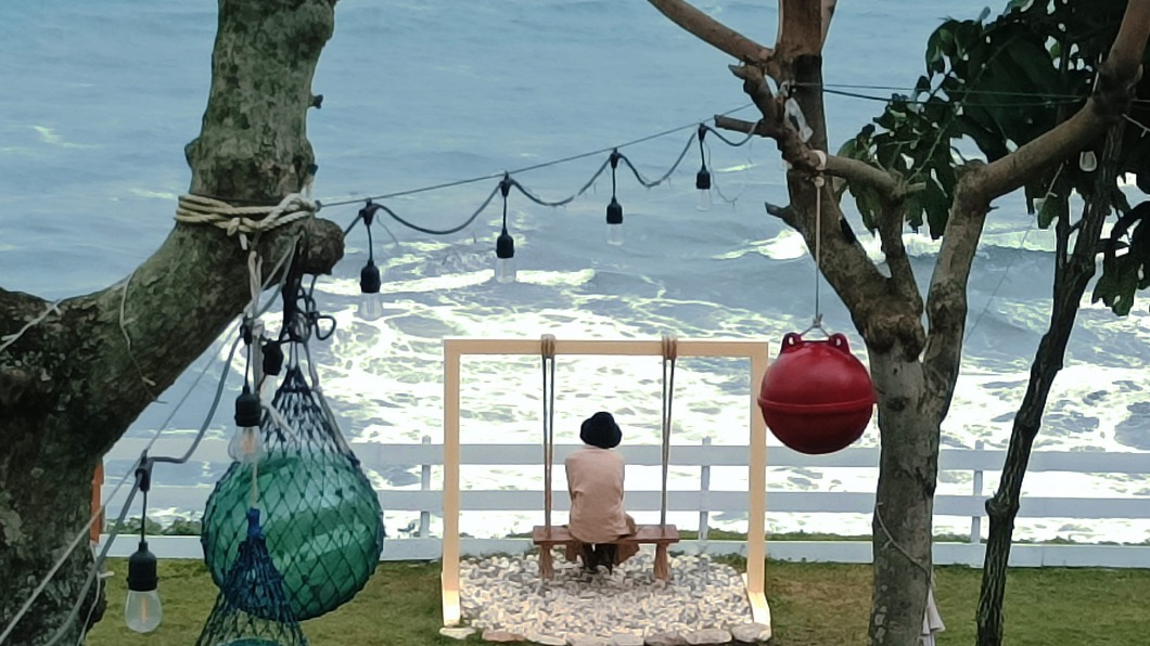 花蓮海景咖啡廳「浪。慢咖啡」。(圖/翻攝自「浪。慢咖啡」臉書)