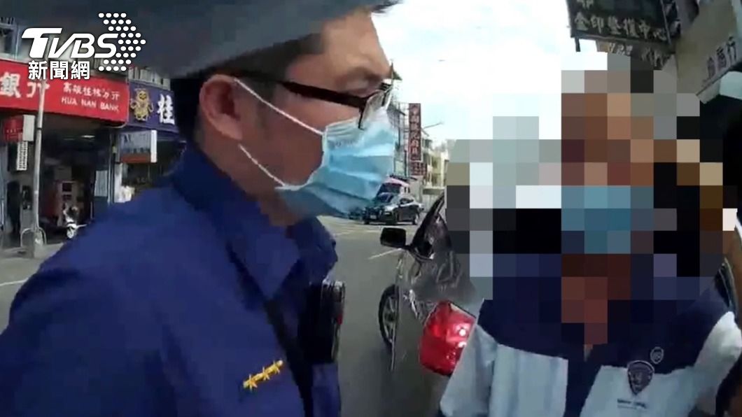 張姓駕駛語氣中帶心虛不安的感覺,讓警員立馬察覺異狀。(圖/TVBS)