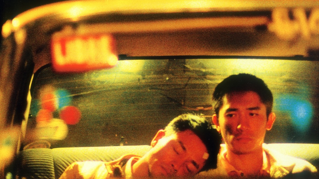 電影《春光乍洩》中張國榮(左)與梁朝偉飾演一對戀人。(圖/CATCHPLAY提供)