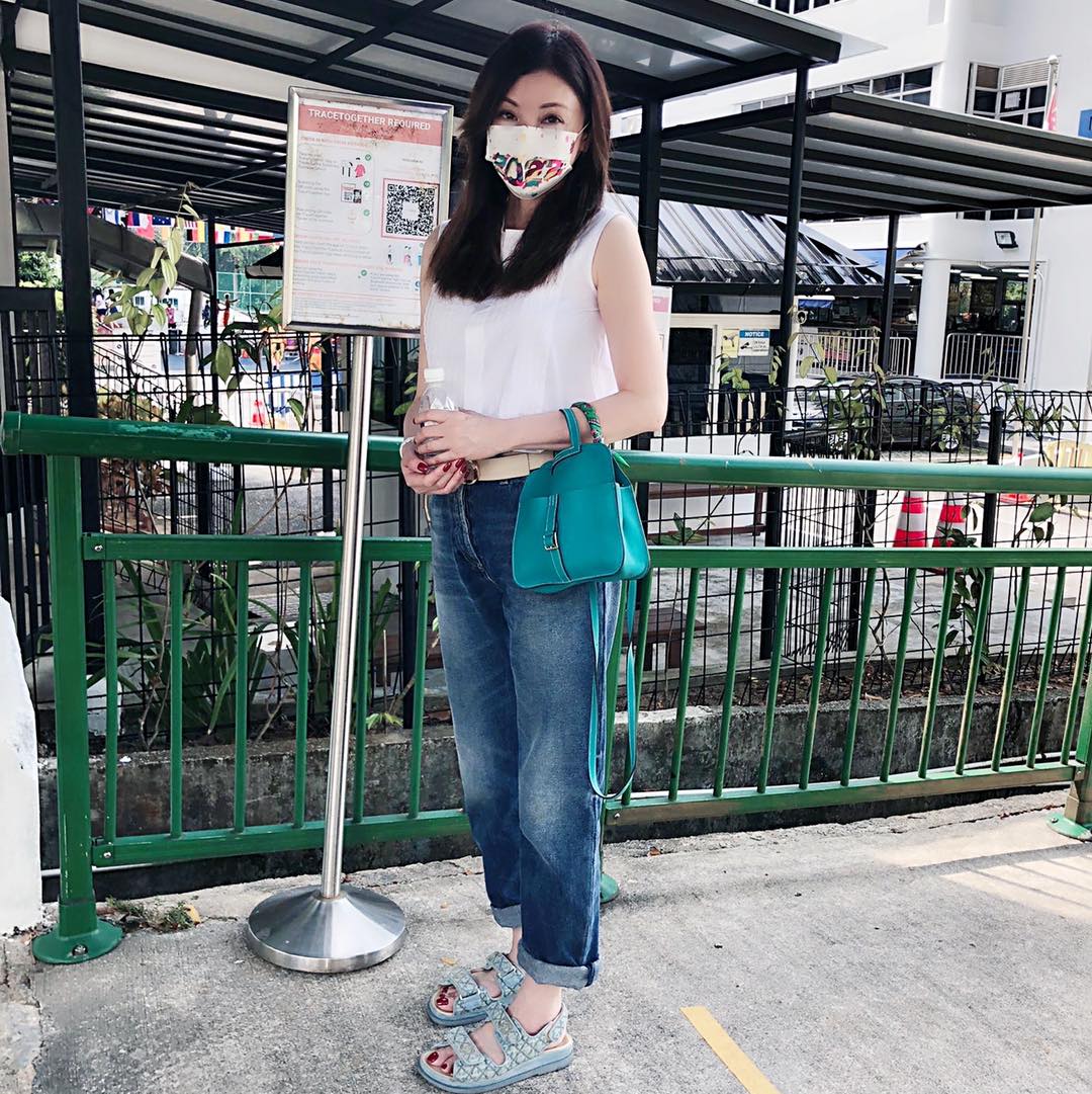 何如芸在小兒子學校門口拍美照。(圖/翻攝自何如芸臉書)