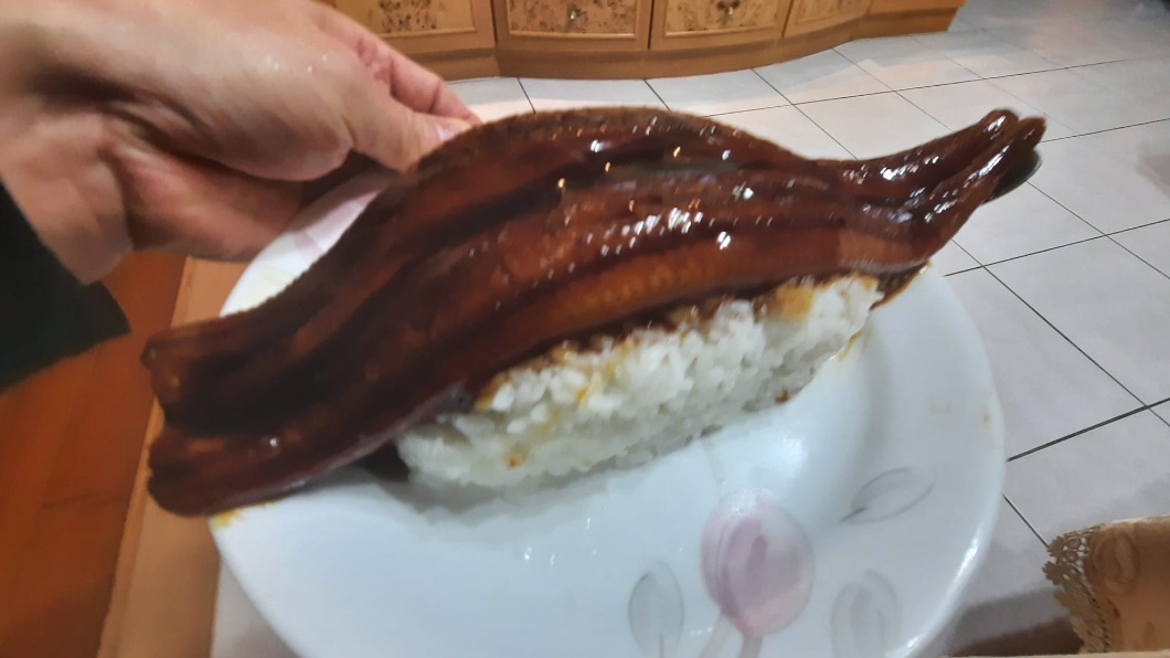 鄉民想賣「超巨鰻魚壽司」　佛心價格驚呆網：開幕就倒閉