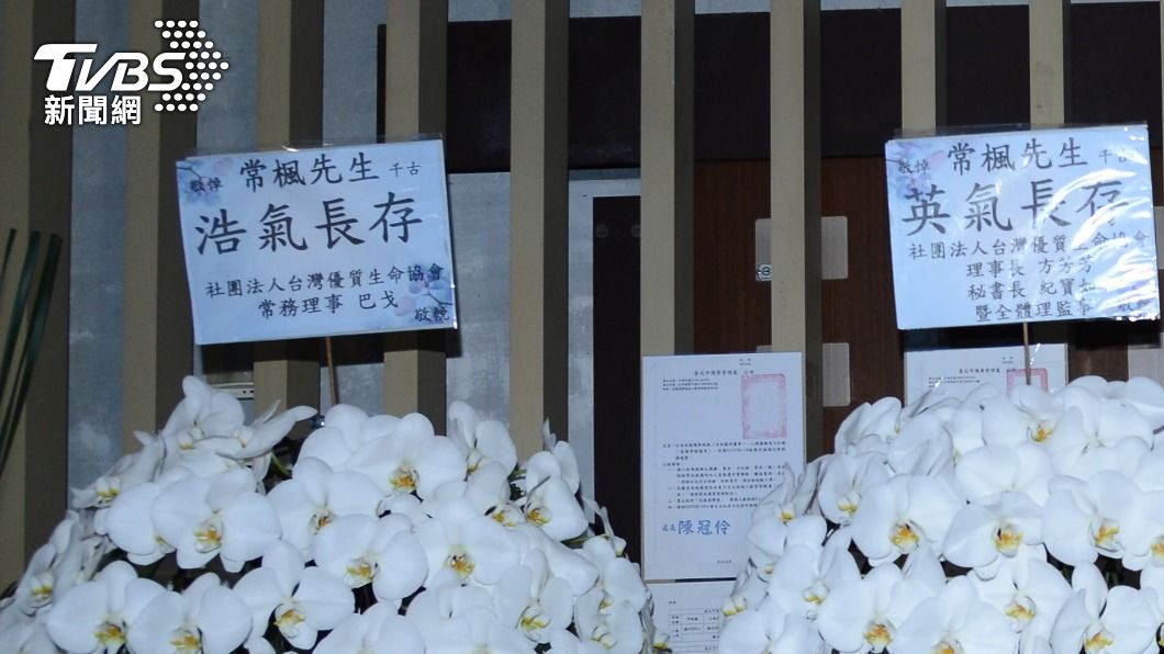 巴戈早上才送上花籃悼念好友常楓。(圖/許方正攝)