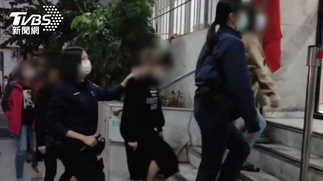 掛羊頭賣狗肉!高雄護膚館藏春色 警裝恩客逮7女4男
