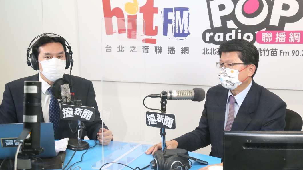 謝龍介(右)。(圖/POP撞新聞提供)