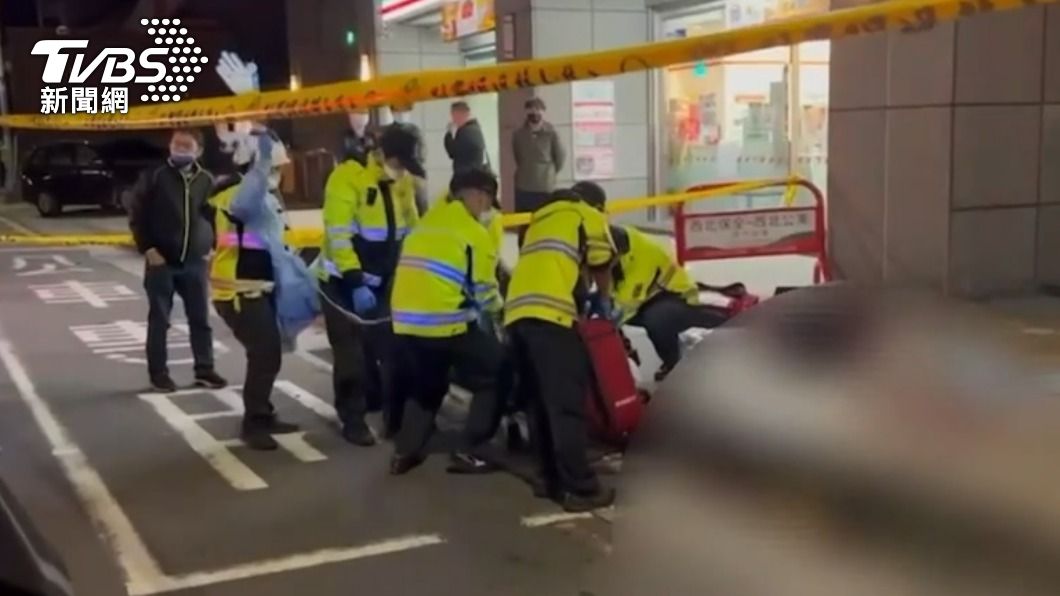 警方將犯嫌送醫搶救。(圖/TVBS)