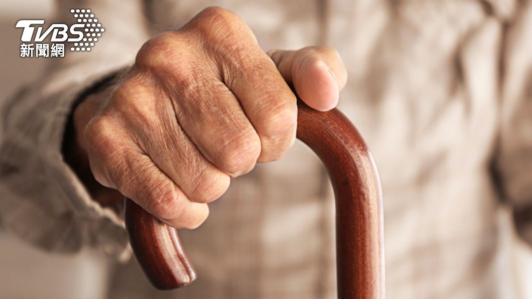 老婦表示，自己平常都是拿拐杖走路。（示意圖／shutterstock 達志影像）