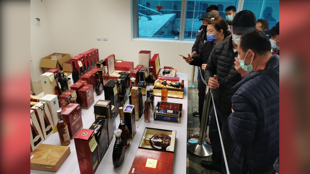 民眾觀看機場拍賣免稅品(圖/TVBS)