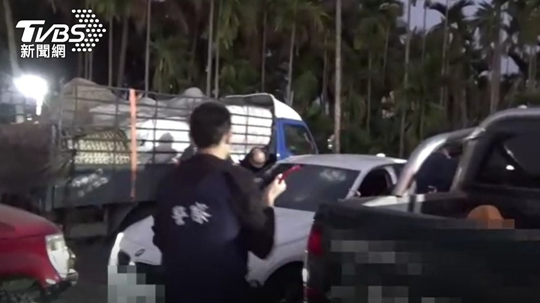 警方在南州一處停車場堵車逮人。(圖/TVBS)