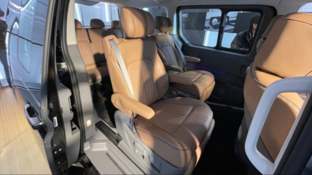 在Staria CEO頂規版車上可以見到兩組零重力電動座椅,這組座椅甚至也可以提供120度的仰躺功能。 (圖/ 地球黃金線提供)