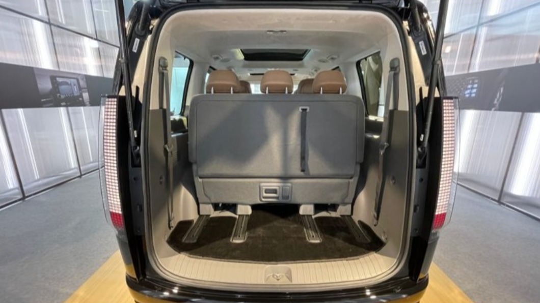 在CEO七人座車型上,由於將空間留給車內成員,因此僅提供117公升至431公升的行李廂空間。 (圖/ 地球黃金線提供)
