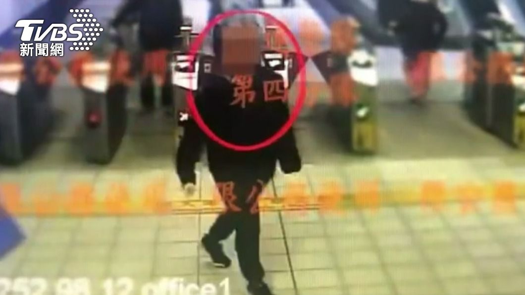 王男辯稱自己只是在整理褲管。(圖/TVBS)