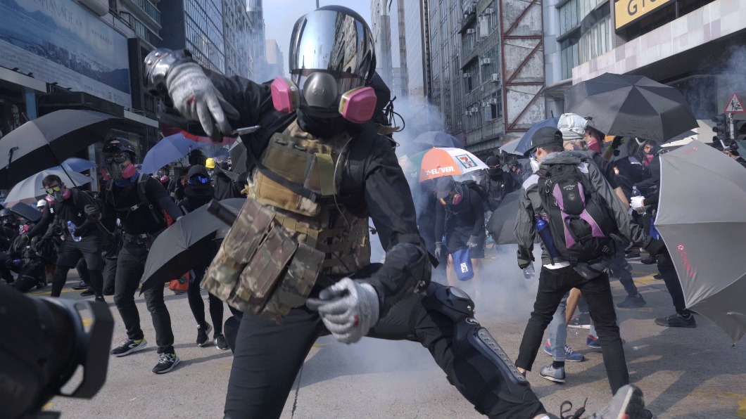 香港人因反對《逃犯條例修訂草案》走上街頭對抗獨裁統治。(圖/《時代革命》提供)
