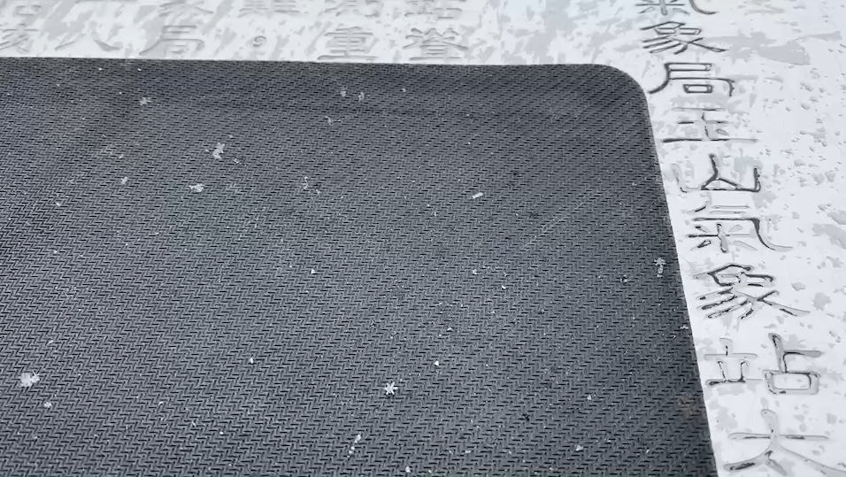 玉山今(17)日下午1時50分開始下雪。(圖/氣象局提供)