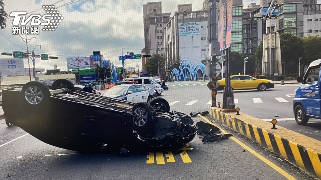 桃園小客車轉彎速度過快 自撞分隔島翻肚橫躺路中