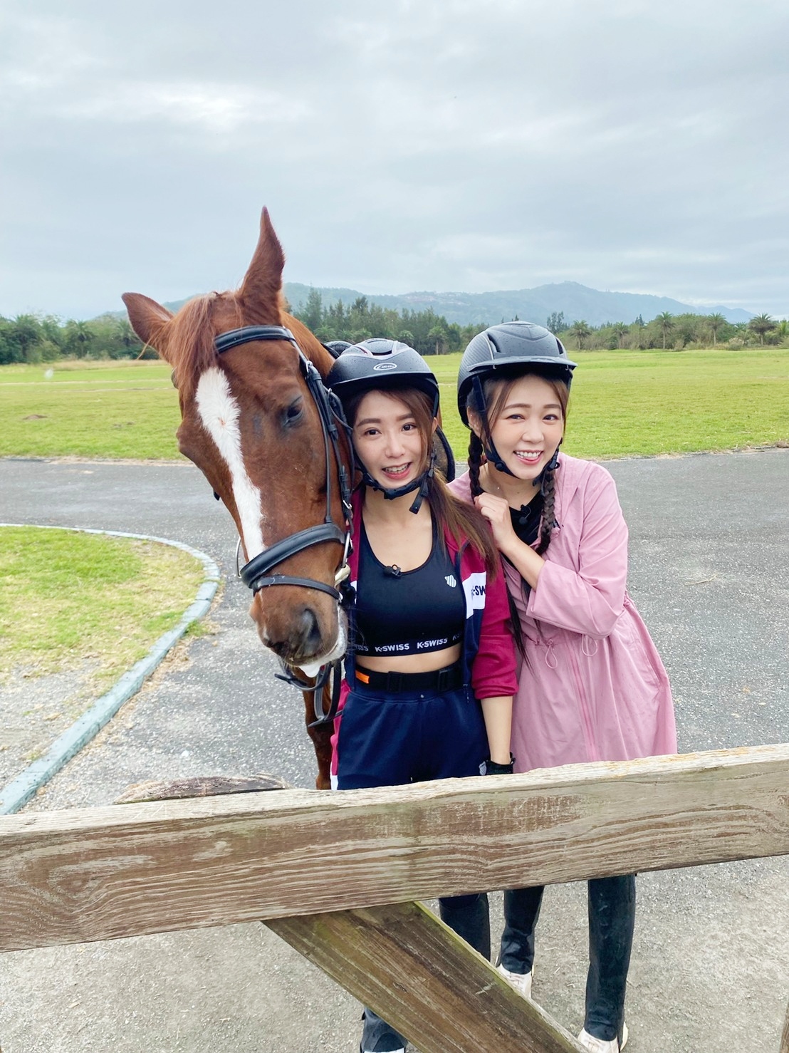 丫頭旅途中還和馬吵架。(圖/衛視中文台提供)