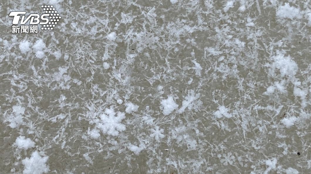 玉山下雪了!片片雪花飄落 氣象局曝「這幾天」也能看見