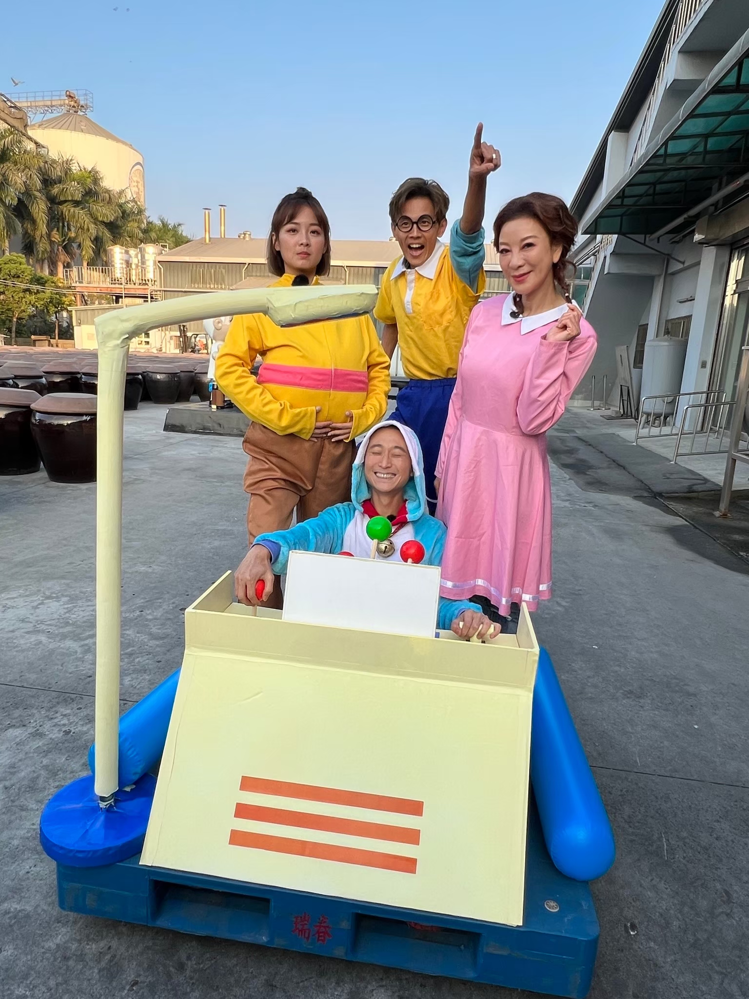 浩子扮哆拉A夢開時光機。(圖/民視提供)