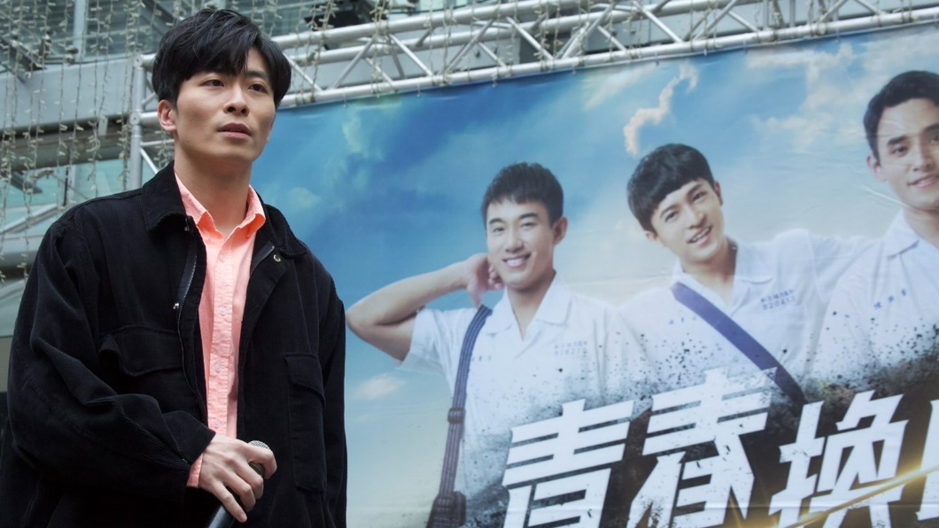 歌手吳是閎為電影《青春換日線》創作主題曲〈因為你〉。(圖/峰起云湧影業提供)