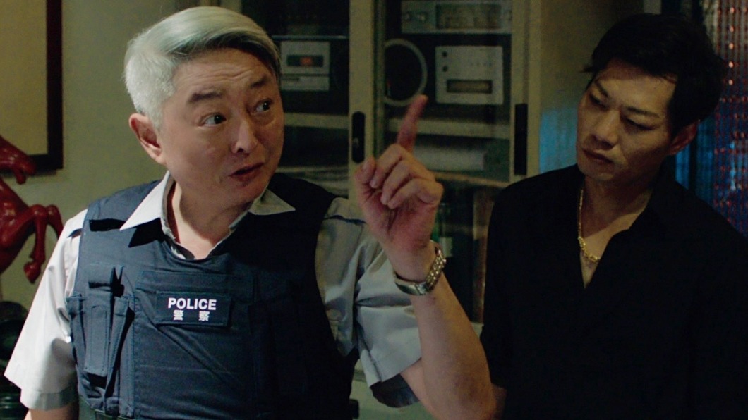 資深藝人李國超(左)在片中飾演警察,還帶傷上演警匪追逐。(圖/峰起云湧影業提供)