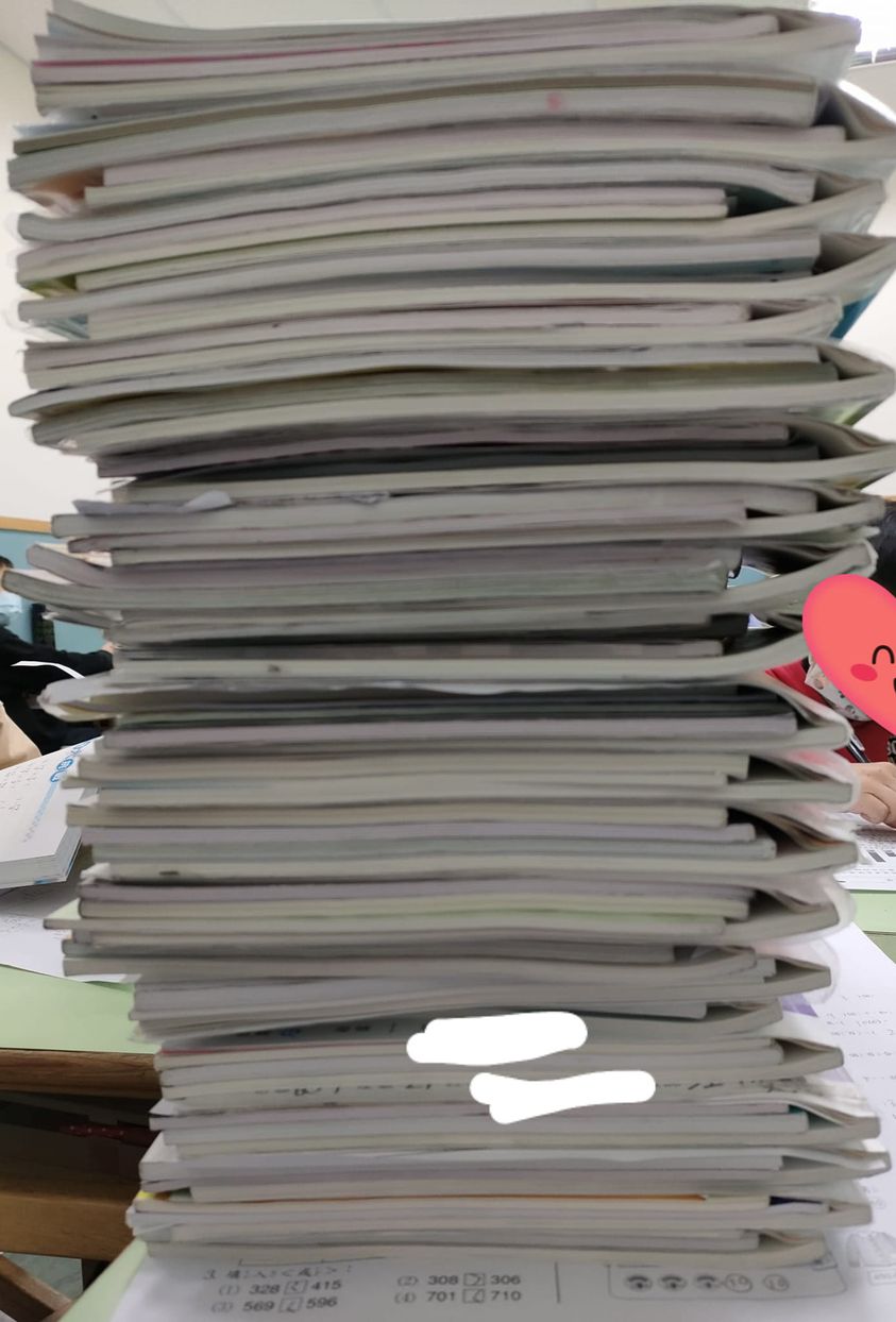 老師表示每天都有無止盡的作業山。（圖／翻攝自爆怨公社）