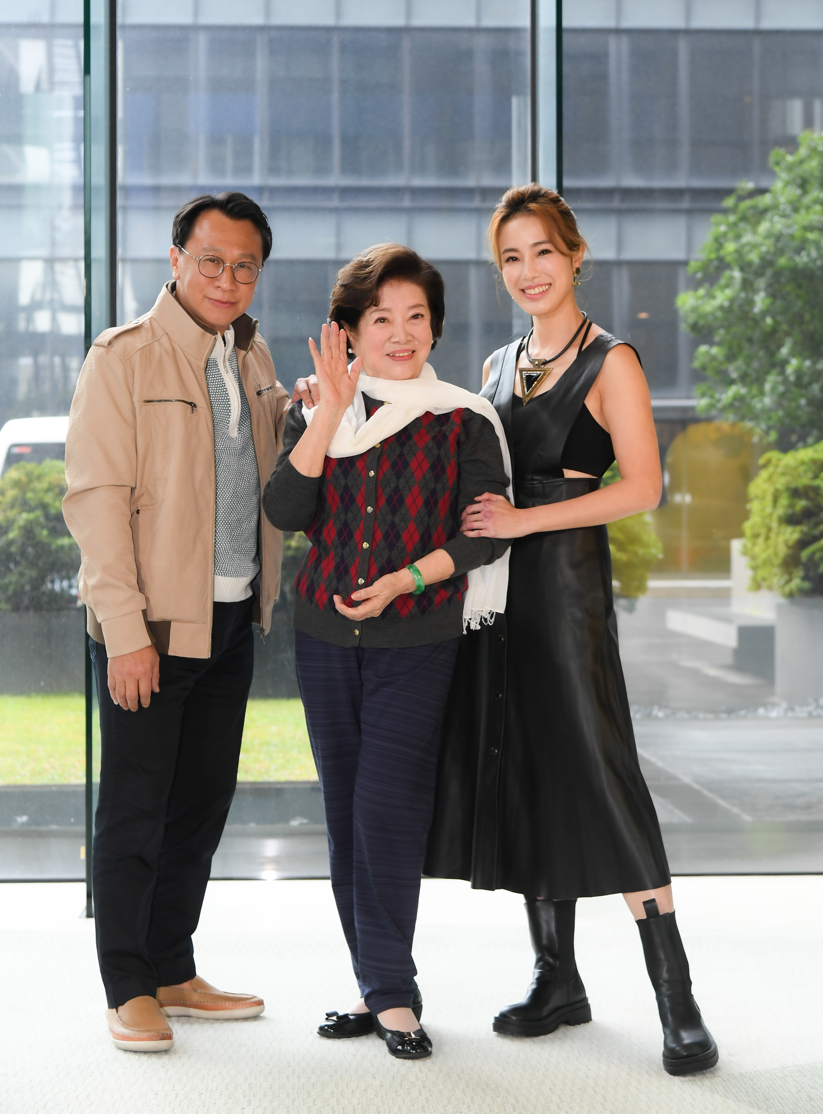 游安順（圖左起）、陳淑芳、黃瑄在新戲飾演一家人。（圖／三立提供）