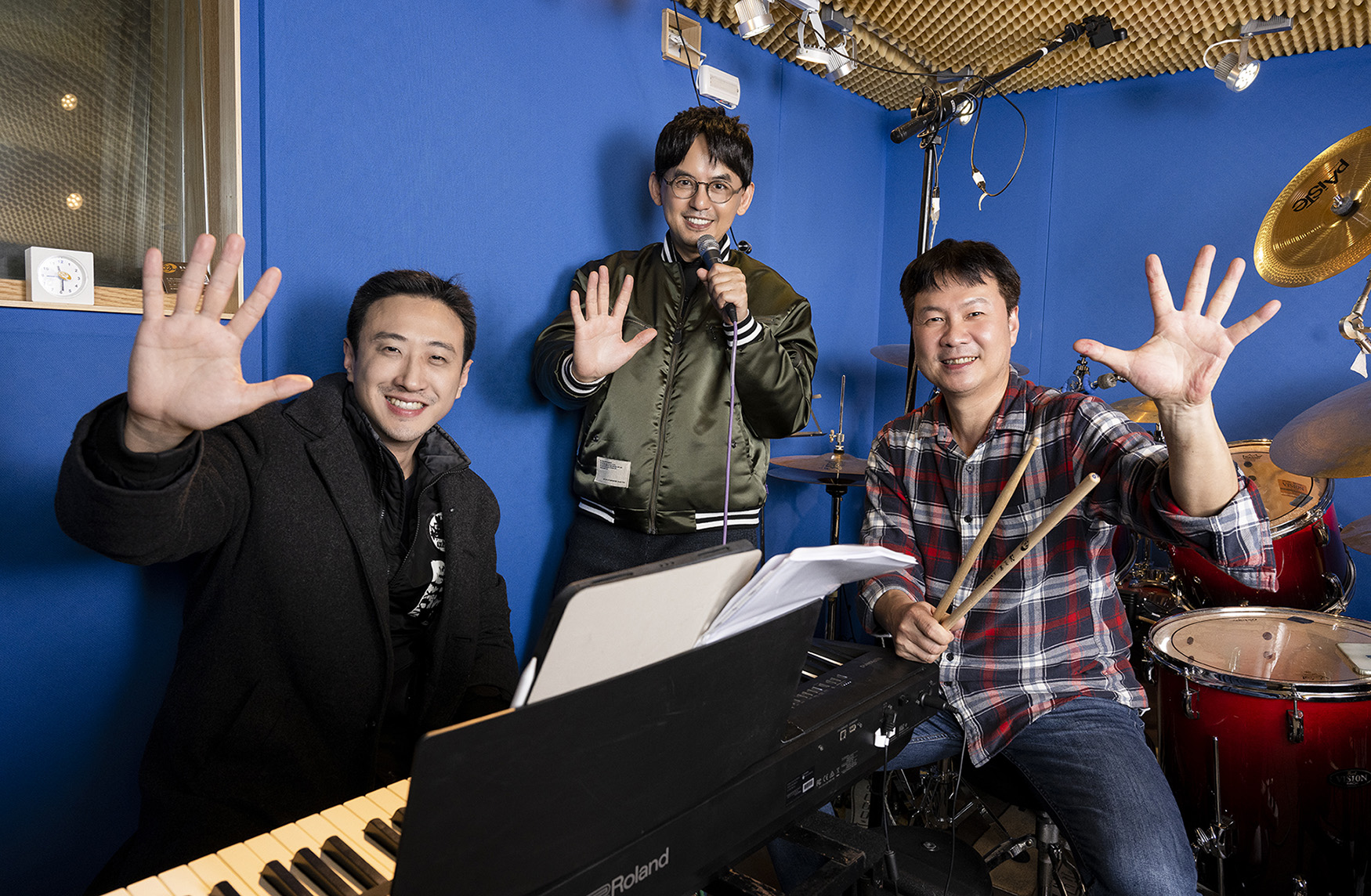 黃子佼(中)合作5分熟樂團成員呂致廷(左)及張文光。(圖/響地音樂提供)