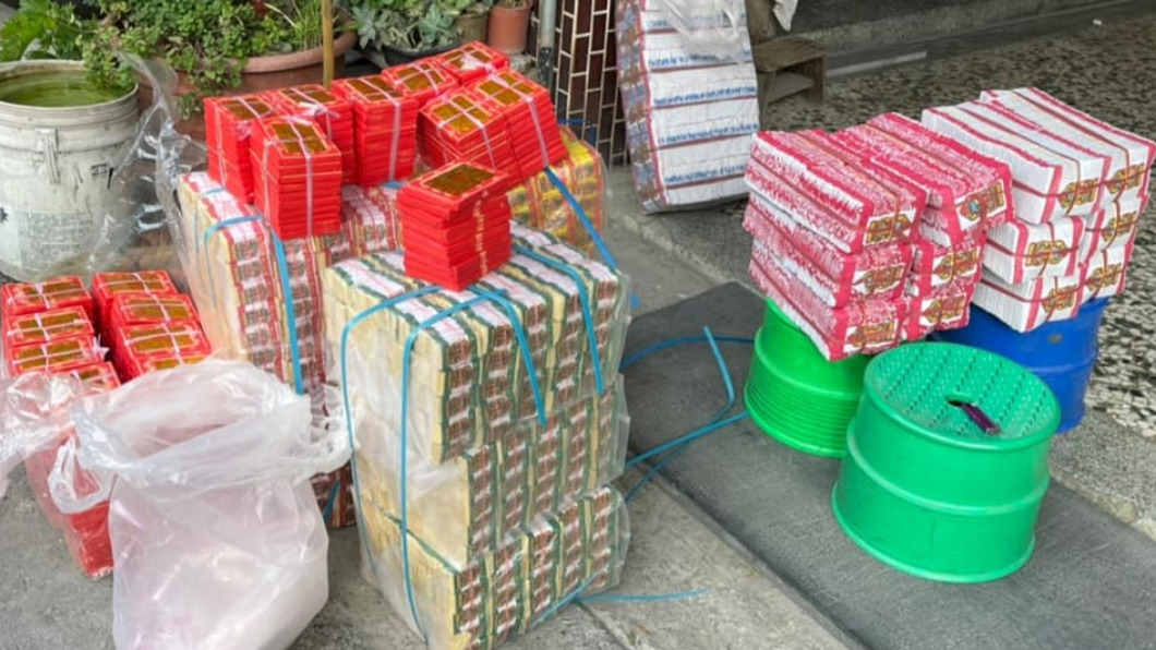 原PO帶著成堆金紙到宮廟。（圖／翻攝自爆怨2公社）