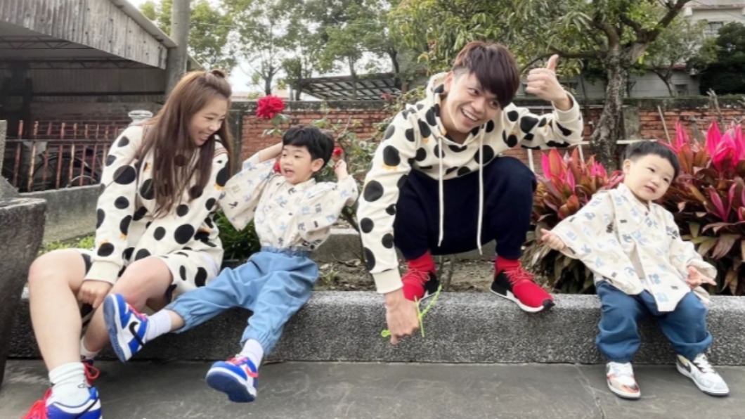 YouTuber蔡阿嘎與老婆二伯婚後育有兩子。(圖/翻攝自蔡阿嘎臉書)