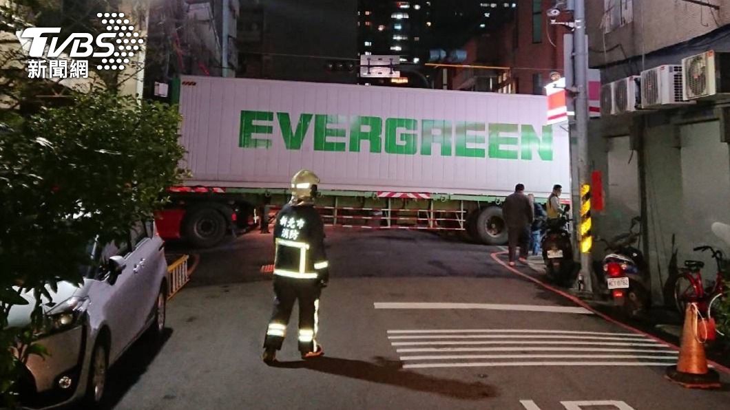 長榮貨櫃車卡電線桿!釀近30戶停電 台電急斷電救援