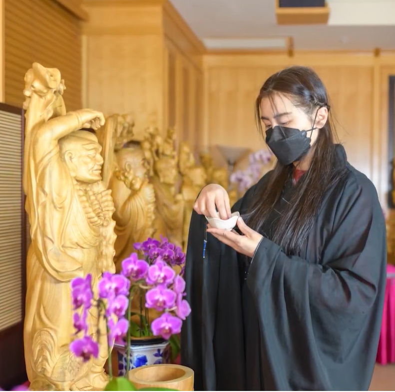 王祖賢現身寺廟進香。(圖/翻攝自王祖賢微博粉絲會)
