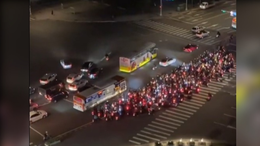 待撞區?北市機車「擠爆待轉格」炸滿雙向道 網:交通奇景