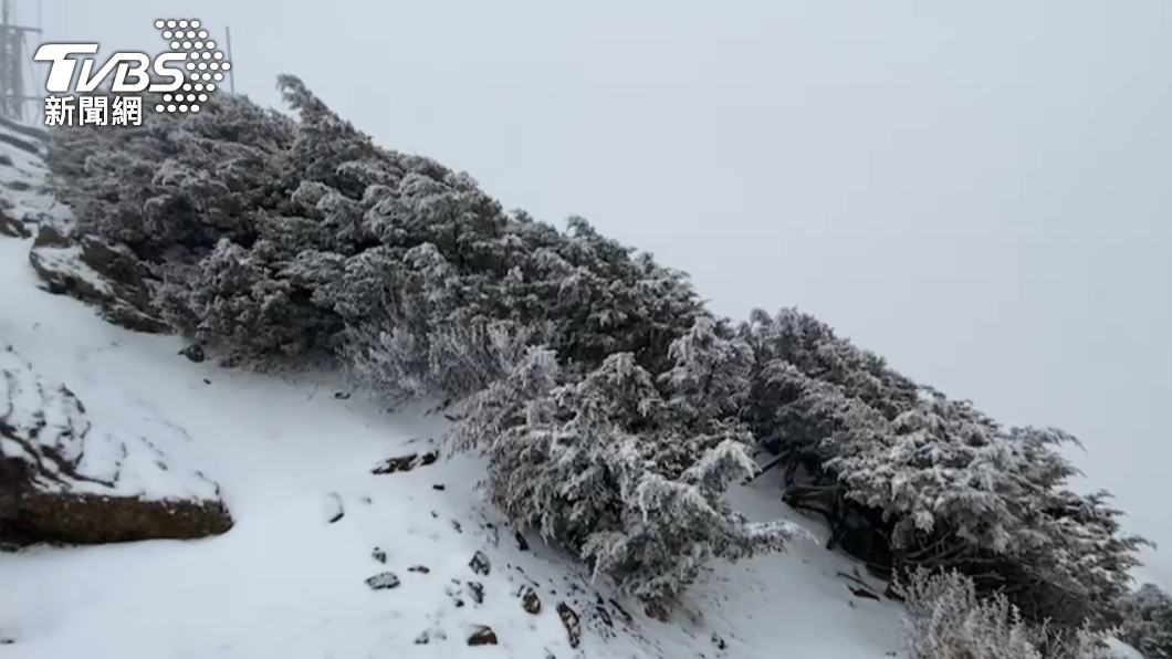玉山連續降雪16小時，積雪達1.5公分。（圖／氣象局提供）